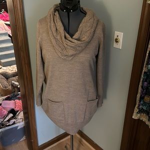 New York & Company long sleeve sweater, tunic style. Brown with pockets.